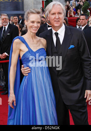 US director James Cameron and his wife Suzy Amis arrive on the red carpet during the 82nd Annual Academy Awards at the Kodak Theatre in Hollywood, USA, 07 March 2010. The Oscars are awarded for outstanding individual or collective efforts in up to 25 categories in filmmaking. Photo: HUBERT BOESL Stock Photo