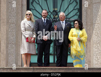 Norwegian Crown Prince Haakon (2-L) and Crown Princess Mette-Marit (L) meet Malaysian Prime Minister Najib Tun Razak and his wife Datin Seri Rosmah Mansor in Kuala Lumpur, Malaysia, 08 March 2010. The Norwegian royal couple is on an official visit to Malaysia from 08 to 10 March 2010. Photo: Albert Nieboer (NETHERLANDS OUT) Stock Photo