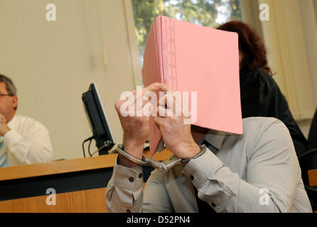 Edis K., alleged blackmailer of US topmodel Cindy Crawford (not depicted), shows a camera the finger at the County Court in Kirchheim unter Teck, Germany, 09 March 2010. Confessed 26-year-old K. is accused of blackmailing Crawford with a picture of her daughter. Photo: MARIJAN MURAT Stock Photo