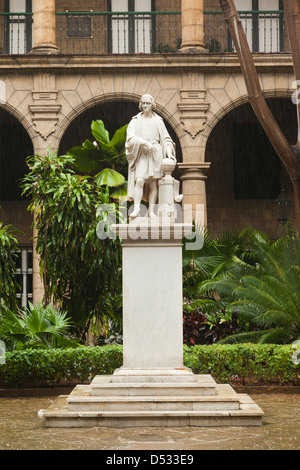 Cuba, Havana, Havana Vieja, Plaza de Armas, Museo de la Ciudad museum, courtyard statue of Christopher Columbus Stock Photo