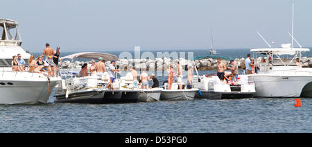 St. Petersburg, Florida, USA. 23rd March 2013. Boaters gathered offshore from the race track as the cloudy skies and early morning rain gave way to sunny skies. (Credit Image: Credit:  Luis Santana/Tampa Bay Times/ZUMAPRESS.com/Alamy Live News) Stock Photo