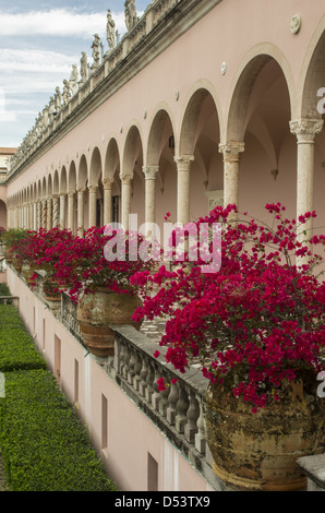 Casts of renaissance sculptures line balcony and bougainvillea line open corridors of John and Mable Ringling Museum of Art Stock Photo