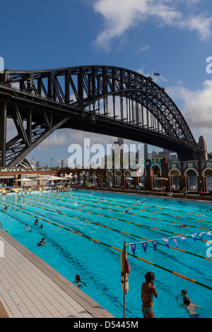 Olympic swimming pool beneath the Sydney Harbour Bridge, NSW, Australia Stock Photo