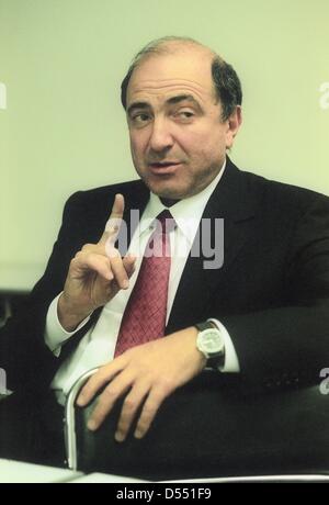 File pics: 23rd March 2013. Russian tycoon Boris Berezovsky dies in London Feb. 27, 1999 - Moscow, Russia - February 27,1999. Moscow,Russia. Pictured: Russian tycoon Boris Berezovsky at the press conference in Moscow. (Credit Image: Credit:  PhotoXpress/ZUMAPRESS.com/Alamy Live News) Stock Photo