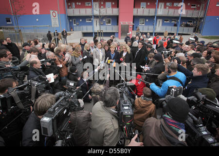 Bad Kreuznach, Germany. 25th March 2013. German Chancellor Angela Merkel (C) visits the 'WohnArt' multi-generational house and makes a press statement in Bad Kreuznach, Germany, 25 March 2013. According to Merkel, multi-generational houses enrich society. Photo: FREDRIK VON ERICHSEN/dpa/Alamy Live News Stock Photo