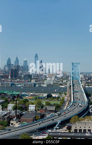 BEN FRANKLIN BRIDGE OVER DELAWARE RIVER DOWNTOWN SKYLINE PHILADELPHIA PENNSYLVANIA USA Stock Photo