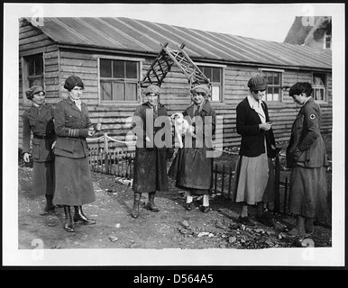 Members of the First Aid Nursing Yeomanry outside one of their huts Stock Photo