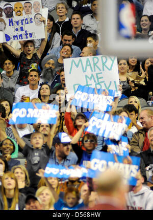 A Dallas Mavericks fan proposes to Dirk Nowitzki on a poster during the game against the Denver Nuggets at the American Airlines Center in Dallas, Texas USA, 6 November, 2010. Photo: Ralph Lauer dpa Stock Photo
