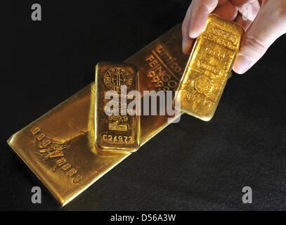 (dpa file) A file picture dated 14 November 2008 of bars of gold in Munich, Germany. The price of gold surged to a record high on 09 November 2010 breaching the key 1,400 US dollar mark for the first time amid renewed worries about inflation and European debt. Photo: Peter Kneffel Stock Photo