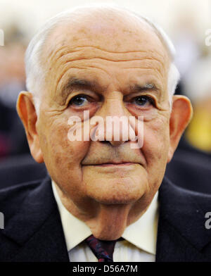 Publicist Alfred Grosser attends the hour of commemoration for the pogrom during the so called 'Crystal Night' at the Saint Pauls Church in Frankfurt, Germany, 9 November 2010. The appearance of the main orator Grosser had led to tension in the run-up to the event. Grosser holds a critical position towards Israel. Photo: Boris Roessler Stock Photo