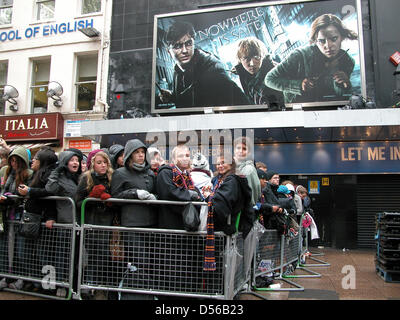 Many Harry Potter Fans crowded together in front of Odeon-Cinema in London, Great Britain, 11 November 2010. They are waiting for the arrival of cast and guests of the movie premiere 'Harry Potter and the Deathly Hallows', which is the first part from the last Harry Potter story. Photo: Kerstin Schumacher Stock Photo