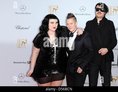 Musicians Hannah Blilie (C), Beth Ditto and Brace Paine of US indie rock band Gossip arrive for the Bambi award in Potsdam, Germany, 11 November 2010. The Bambis are the main German media awards and are presented for the 62nd time. Photo: Britta Pedersen dpa/lbn Stock Photo