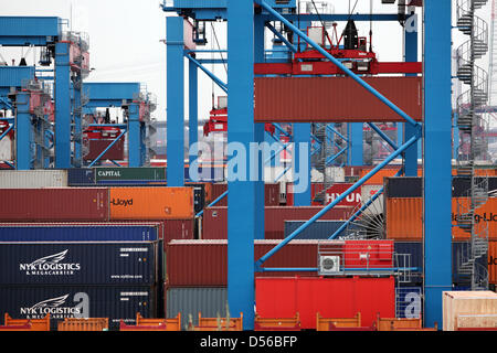 Container werden am Donnerstag (11.11.2010) auf dem Container Terminal Altenwerder (CTA) der Hamburger Hafen und Logistik AG (HHLA) im Hamburger Hafen umgeschlagen. Die HHLA stellte am Freitag (12.11.2010) die Geschäftsentwicklung für die ersten neun Monate 2010 vor. Foto: Bodo Marks dpa/lno Stock Photo