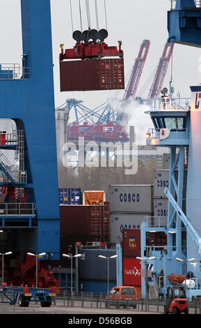 Container werden am Donnerstag (11.11.2010) auf dem Container Terminal Altenwerder (CTA) der Hamburger Hafen und Logistik AG (HHLA) im Hamburger Hafen umgeschlagen. Die HHLA stellte am Freitag (12.11.2010) die Geschäftsentwicklung für die ersten neun Monate 2010 vor. Foto: Bodo Marks dpa/lno Stock Photo