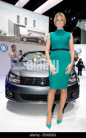 A handout picture released by Volkswagen shows German top model Heidi Klum presenting the new VW Eos Cabrio-Coupé during the L.A. Auto Show at the Convention Center in Los Angeles, United States, 17 November 2010. VW celebrates the world premiere of the new Eos Cabrio-Coupé at the automobile fair. PHOTO: VW / FRISO GENTSCH Stock Photo
