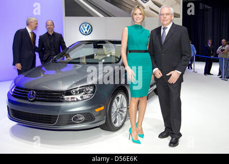 A handout picture released by Volkswagen shows German top model Heidi Klum (L) and Ulrich Hackenberg (R), member of the board of management of Volkswagen Brand, with responsibility for  Development , presenting the new VW Eos Cabrio-Coupé during the L.A. Auto Show at the Convention Center in Los Angeles, United States, 17 November 2010. VW celebrates the world premiere of the new E Stock Photo