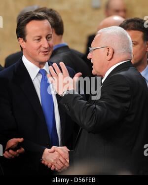 Britain's Prime Minister David Cameron (L) and Czech President Vaclav Klaus attend the session on Russia during the NATO summit conference at Lisbon, Portugal, 20 November 2010. Photo: RAINER JENSEN Stock Photo