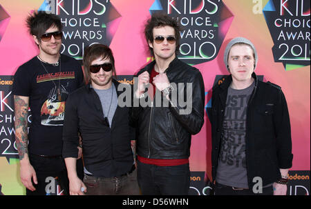 Bryan Donahue of Boys Like Girls performs at the 2007 Vans Warped