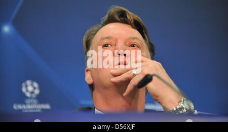 Louis van Gaal, head coach of German Bundesliga soccer club FC Bayern Munich, speaks at a press conference in Munich, Germany, 29 March 2010. Munich faces English side Manchester United in a Champions League quarter final, first leg match to take place in Munich on 30 March 2010. Photo: ANDREAS GEBERT Stock Photo