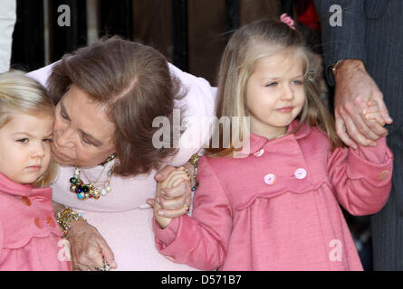 Spanish Queen Sofia, Princess Leonor and Princess Sofia (L) attend an Easter Sunday church service at the cathedral in Palma Mallorca, Spain, 04 April 2010. Photo: Patrick van Katwijk Stock Photo