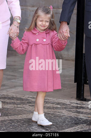 Spanish Princess Leonor leaves after the celebration of the Easter Mass at the Cathedral of Palma de Mallorca, Spain, 04 April 2010. Photo: Albert van der Werf (NETHERLANDS OUT) Stock Photo
