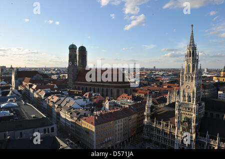 A blue sky with only very few little white clouds seen above Munich's City Hall (R) and the Church of Our Lady (C) in the Bavarian capital, Germany, 02 April 2010. Spring-like temperatures invited many citizens for a Good Friday stroll. White and blue are Bavaria's 'national' colours. Photo: Felix Hoerhager