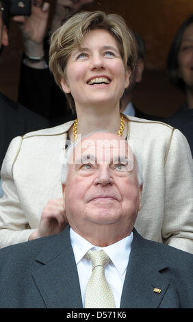 Former German Chancellor Helmut Kohl (front) and his wife Maike Kohl-Richter stand in the entrance of Kohl's home in Ludwigshafen-Oggersheim, Germany, 03 April 2010. Kohl turned 80 the same day. An official and public birthday ceremony will be held on 05 May in Ludwigshafen. More than 1.00 guests are expected to come. Photo: Ronald Wittek Stock Photo