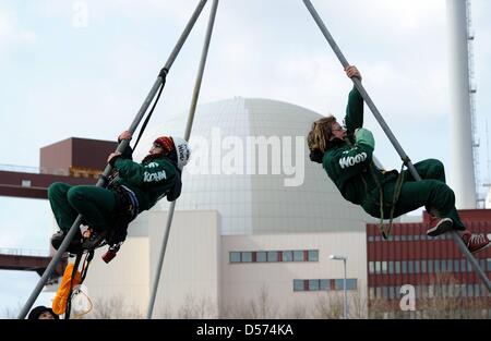 Activists of environmental organisation 'Robin Wood' hang at a scaffolding which blocks the entrance to a nucler power plant in Brokdorf, Germany, 16 April 2010. The environmental activists protest against the nuclear policy of Germany's government; during another protest on 24 April 2010, a human chain shall connect several nuclear power plants. Photo: CARSTEN REHDER Stock Photo