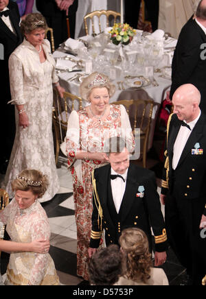 Queen Beatrix of the Netherlands (C) attends the gala dinner on the occasion of the celebration of the 70th birthday of Danish Queen Margrethe, Fredensborg Palace, Denmark, 16 April 2010. Photo: Patrick van Katwijk