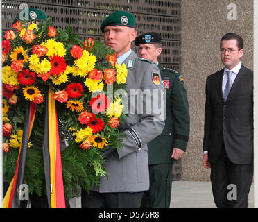 German Minister of Defence Karl-Theodor zu Guttenberg (R) and ISAF Commander General Stanley McChrystal (C) lay a wreath at a German Bundeswehr memorial in Berlin, Germany, 21 April 2010. Photo: WOLFGANG KUMM Stock Photo