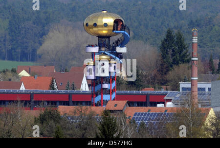 Der Hundertwasserturm in Abensberg (Niederbayern), aufgenommen am Freitag (23.04.2010). Er ist 35 Meter hoch und wirkt in Niederbayern wie ein Exot aus Aladins Märchenwelt - seit Freitag ist das letzte Architekturprojekt von Friedensreich Hundertwasser auch offiziell geöffnet. Der Abensberger Hundertwasserturm soll in Zukunft jedes Jahr mindestens 50 000 Besucher anlocken. Die Verw Stock Photo