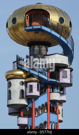 Der Hundertwasserturm in Abensberg (Niederbayern), aufgenommen am Freitag (23.04.2010). Er ist 35 Meter hoch und wirkt in Niederbayern wie ein Exot aus Aladins Märchenwelt - seit Freitag ist das letzte Architekturprojekt von Friedensreich Hundertwasser auch offiziell geöffnet. Der Abensberger Hundertwasserturm soll in Zukunft jedes Jahr mindestens 50 000 Besucher anlocken. Die Verw Stock Photo