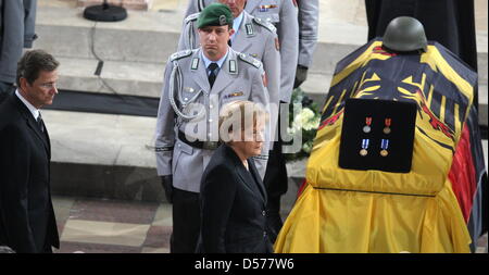 German Chancellor Angela Merkel (C) and German Foreign Minister Guido Westerwelle (L) attend the funeral service for the four killed German soldiers at the Cathedral ('Liebfrauenmuenster') in Ingolstadt, Germany, 24 April 2010. Members of the German Bundeswehr, politicians, family relatives and friends attended the funeral service of the four German soldiers who were killed in Afgh Stock Photo