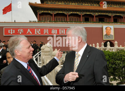 Bavaria's minister president Horst Seehofer (R) and German Ambassador Michael Schaefer stand in front of the entrance to the Forbidden City in Beijing, China, 27 April 2010. Together with Bavarian economy delegates, Seehofer visits Beijing and the Bavarian partner region Shandong until 30 April 2010. Photo: PETER KNEFFEL