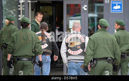 Two members of motorcycle club ''Hells Angels'' are accompanied by police officers to district court in Kaiserslautern, Germany, 04 May 2010. The district court will announce the verdict on 04 May 2010 in a murder trial, in which two men of motorcycle club ''Hells Angels'' are accused to have killed the chief of ''Outlaws'' near Donnersbergkreis. Photo: Ronald Wittek Stock Photo