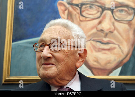 Former US Secretary of State Henry Kissinger pictured in front of his portrait in the town hall in Fuerth, Germany, 04 May 2010. Kissinger was born in Fuerth and was honoured with the portrait which he unveiled himself. Photo: DANIEL KARMANN Stock Photo