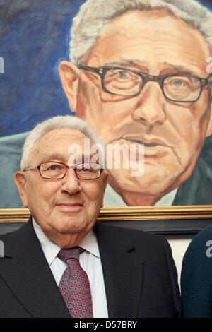 Former US Secretary of State Henry Kissinger pictured in front of his portrait in the town hall in Fuerth, Germany, 04 May 2010. Kissinger was born in Fuerth and was honoured with the portrait which he unveiled himself. Photo: DANIEL KARMANN Stock Photo