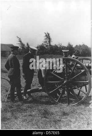 Officers and men with cannon, Val Cartier, QC, 1914-18 Stock Photo