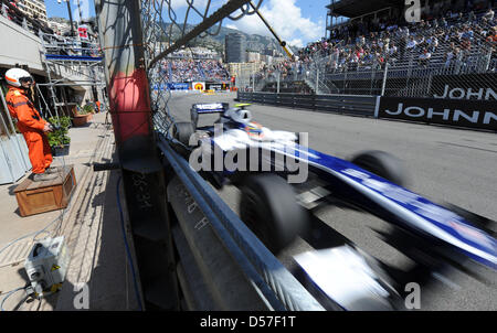 German driver Nico Hülkenberg of Williams F1 approaches La Rascasse during Practice 1 session at the street circuit of Monte Carlo, Monaco, 13 May 2010. The 2010 Formula 1 Grand Prix of Monaco is held on 16 May 2010. Photo: PETER STEFFEN Stock Photo