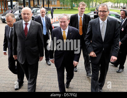 Hans-Juergen Papier (L-R), former President of the Federal Constitutional Court of Germany (Bundesverfassungsgericht - BVerfG), Ferdinand Kirchhof, Vice-president of the BVerfG, Horst Koehler, Federal President of Germany, and Andreas Vosskuhle, new President of the BVerfG enter the Federal Constitutional Court in Karlsruhe, Germany, 14 May 2010. Vosskuhle was formally inaugurated  Stock Photo