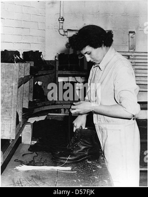 Repairing boots for soldiers, Canadian Women's Army Corps, 1938-45 Stock Photo