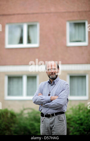Brothers Andreas of the order 'Little Brothers of the Gospel' stands outside a Plattenbau, a building made with precast concrete slabs, in Leipzig, Germany, 27 April 2010. The order is accepted since 1968. Photo: Jan Woitas Stock Photo