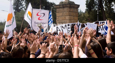 Nicosia, Cyprus. 26th March, 2013. Cypriot students shout slogans and raise their hands during an organised rally in Nicosia, Cyprus, 26 March 2013 in protest against the island's financial bailout conditions and knock on effects. Foto: Iakovos Hatyistavrou/dpa/Alamy Live News Stock Photo