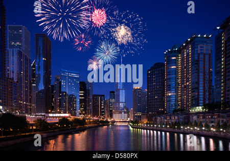 CHICAGO RIVER WALK THE LOOP DOWNTOWN SKYLINE CHICAGO ILLINOIS USA Stock ...