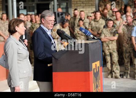 German President Horst Koehler addresses German Bundeswehr soldiers in Kunduz, northern Afghanistan, 21 May 2010. His wife Eva-Luise Koehler is seen to the left. Seven Bundeswehr soldiers were killed and thirteen injured in Afghanistan this April. It is Koehler's first visit to Afghanistan. Photo: MAURIZIO GAMBARINI Stock Photo