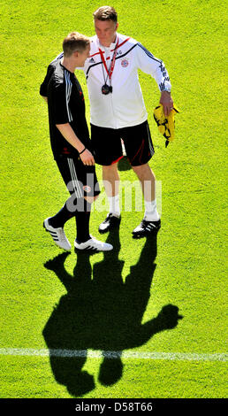 Head coach Louis van Gaal (R) of German Bundesliga champion FC Bayern Munich speaks with player Bastian Schweinsteiger on the pitch during the team's final practice session at Santiago Bernabeu Stadium in Madrid, Spain, 22 May 2010. Bayern faces Italian champion Inter Milan in the soccer Champions League final the following day, 22 May 2010. Photo: PETER KNEFFEL Stock Photo