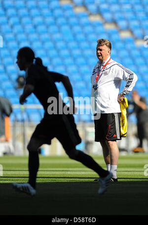 Head coach Louis van Gaal of FC Bayern Munich supervises his team's final practice session at Santiago Bernabeu Stadium in Madrid, Spain, 21 May 2010. Bayern faces Inter Milan in the soccer Champions League final the following day, 22 May 2010. Photo: Andreas Gebert Stock Photo