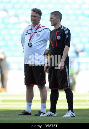 Head coach Louis van Gaal (L) of German Bundesliga champion FC Bayern Munich talks to player Bastian Schweinsteiger during the team's final practice session at Santiago Bernabeu Stadium in Madrid, Spain, 21 May 2010. Bayern faces Inter Milan in the soccer Champions League final the following day, 22 May 2010. Photo: Andreas Gebert Stock Photo