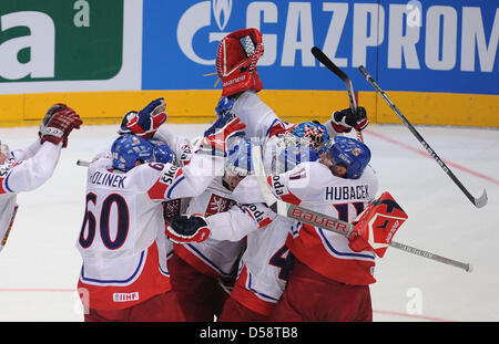 The players of the Czech national team cheer after winning the IIHF Hockey World Championships semi-finals match Sweden vs Czech Republic in Cologne, Germany, 22 May 2010. Czech Republic won the match after a penalty shootout and moves on to the finals. Photo: ACHIM SCHEIDEMANN (ATTENTION: EDITORIAL USE ONLY!) Stock Photo