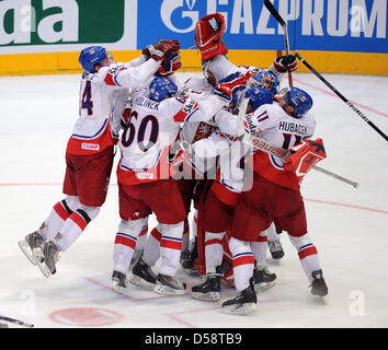 The players of the Czech national team cheer after winning the IIHF Hockey World Championships semi-finals match Sweden vs Czech Republic in Cologne, Germany, 22 May 2010. Czech Republic won the match after a penalty shootout and moves on to the finals. Photo: ACHIM SCHEIDEMANN (ATTENTION: EDITORIAL USE ONLY!) Stock Photo